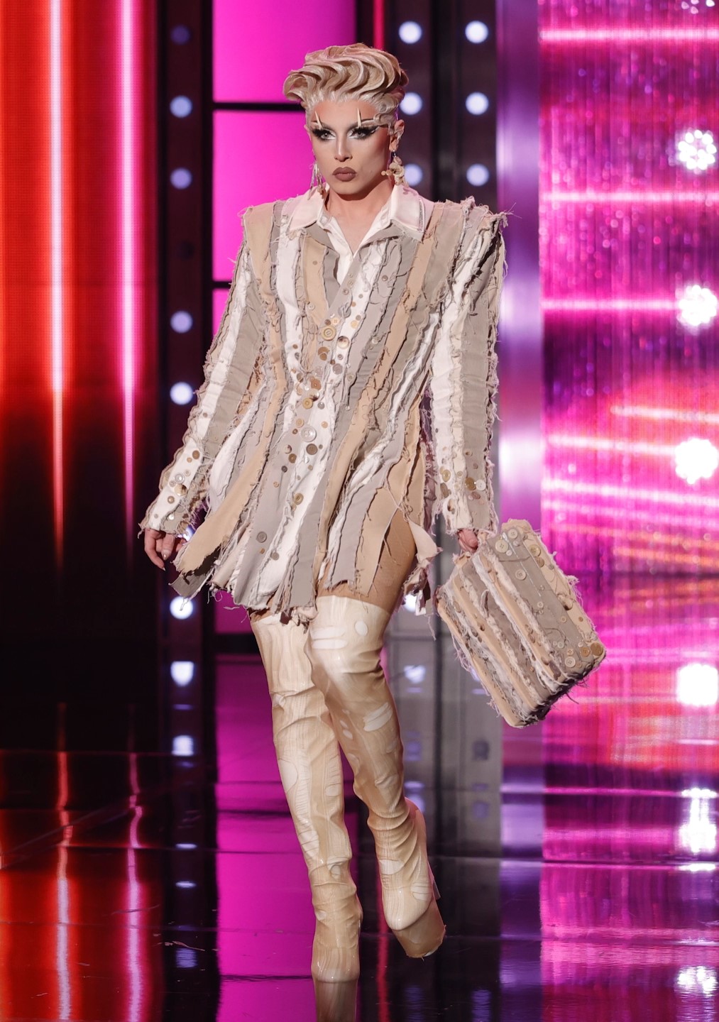 Nini Coco – Beige Against the Machine