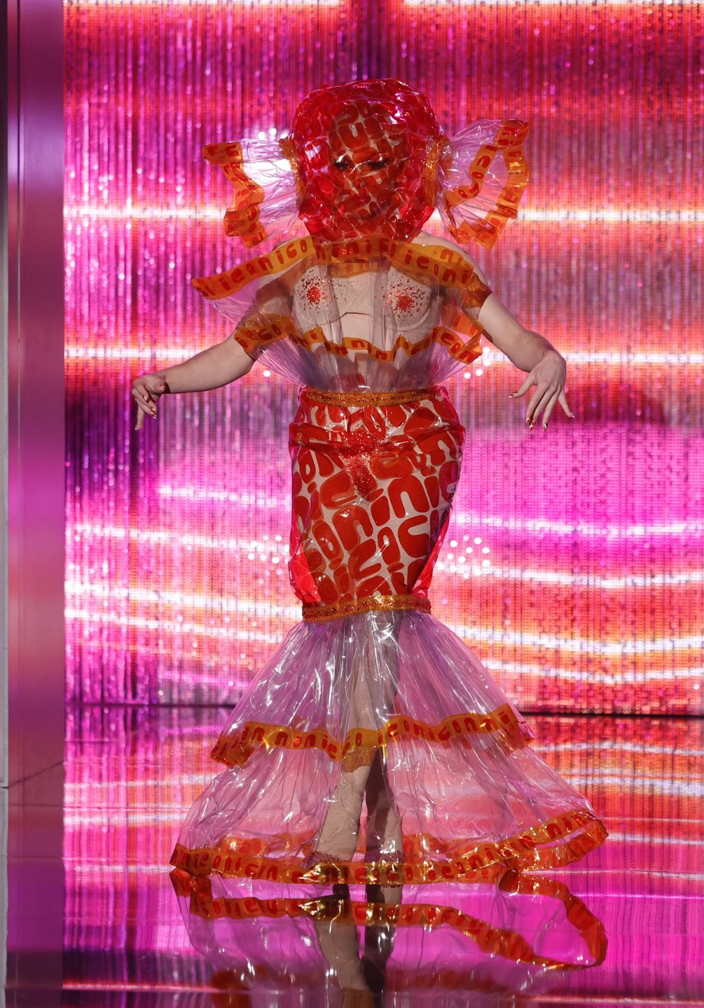 Nini Coco – I Can See Right Through Her